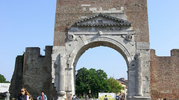 Augustus császár tiszteletére épített diadalív