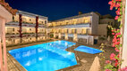 Hotel Ariadne medence és szálloda esti fényben