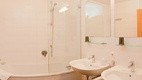 Steinadler apartmanház 2A típus - fürdőszoba